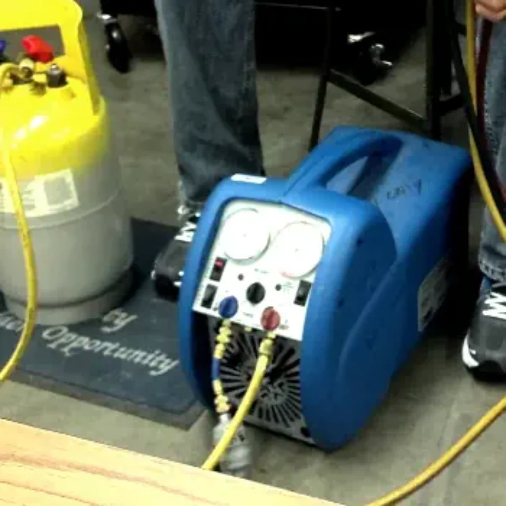 Foto de uma recolhedora de gás refrigerante, comumente usada para retirar o fuído refrigerante de aparelhos de ar condicionado